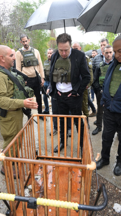 אילון מאסק ובנימין נתניהו בסיור בכפר עזה (צילום: עומר מירון, וואלה!)