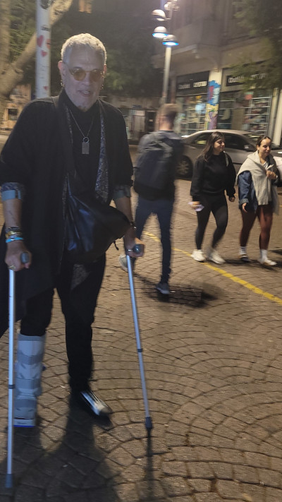 יובל כספין לאחר שנפגע על ידי רוכב אופניים (צילום: ניר פקין)