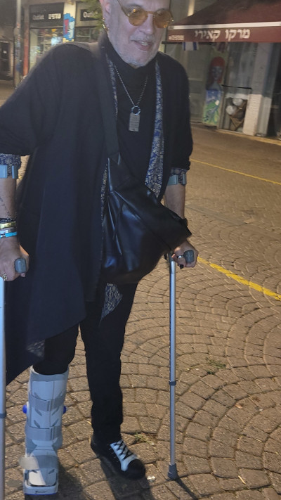 יובל כספין לאחר שנפגע על ידי רוכב אופניים (צילום: ניר פקין)