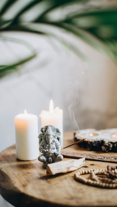 ''קטורת, נרות ריחניים, שמנים אתרים עם ניחוחות מזמינים, יעטפו את ביתכם בחיבוק חם ומזמין.''