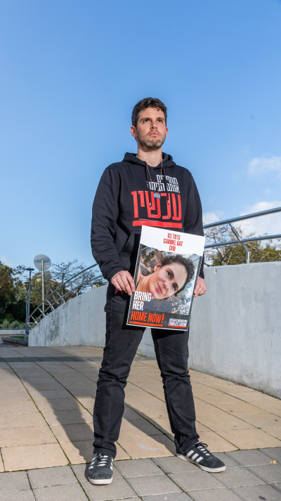 גיל דיקמן ושלט החטופה כרמל גת