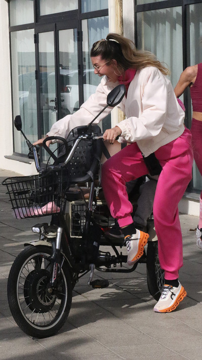 לירן כוהנר בדרכה לאימון  (צילום: פול סגל)