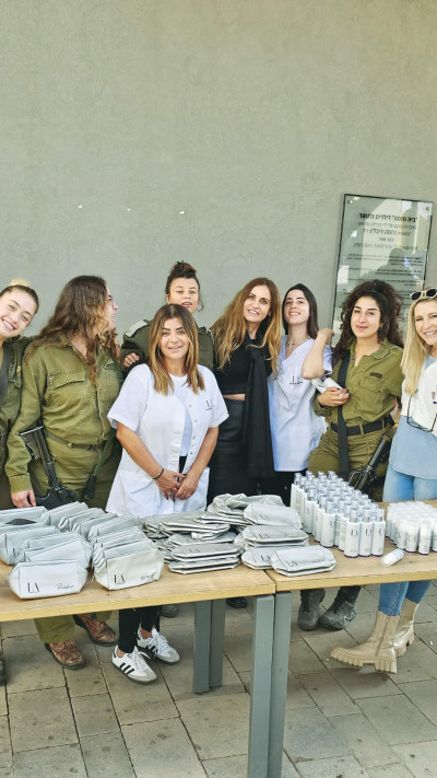 ד''ר להבית אקרמן בטיפול מפנק ללוחמות שבשטח (צילום: ישי אקרמן)