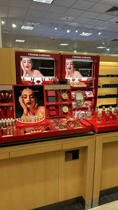 יעל שלביה בקמפיין לכריסטיאן לובוטין (צילום: יניס ניואולט)