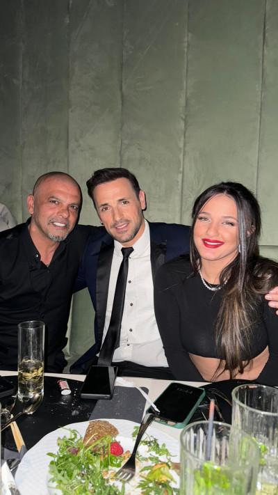 אייל גולן ועדן בן זקן עם ניקוס ורטיס (צילום: פרטי)