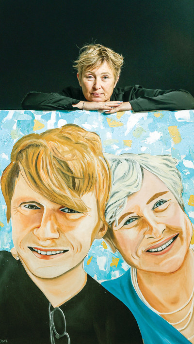 איריס חיים עם ציור שלה ושל בנה יותם חיים