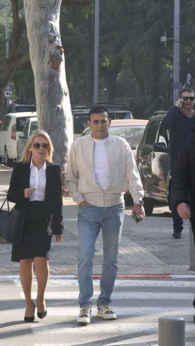 רוני מאנה ועורכת דינו במדרגות הרבנות (צילום: פול סגל)