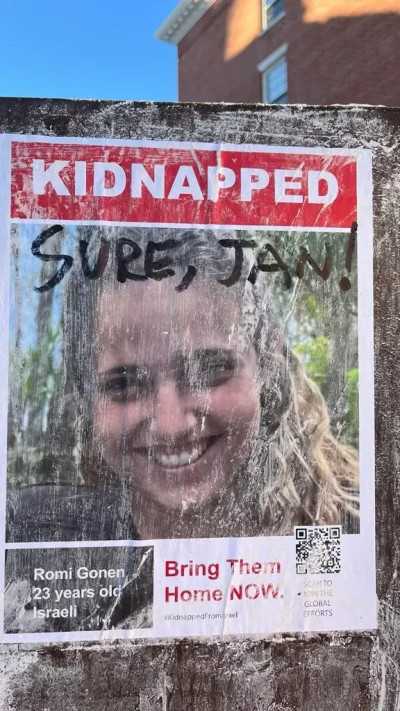 מודעות חטופים הושחתו באוניברסיטת הרווארד ונכתבו עליהם מסרים אנטי-ציוניים, ינואר 2024