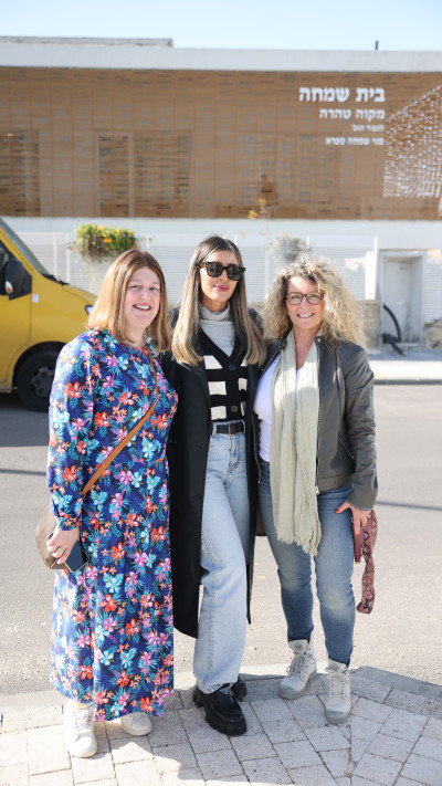 עינב בובליל עם שרון אדם וברכת שילת במשלחת לדרום (צילום: אור גפן)