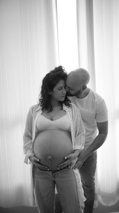 מאי שכטר ומשה יחזקאל בצילומי הריון  (צילום: שירן כפיר)