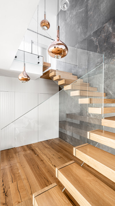 שילוב עץ עם זכוכית - הופך את המדרגות לאלמנט עיצובי מדהים (צילום: שרון מעקות)