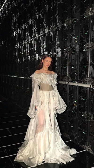 עדן גולן בשמלה של אלון ליבנה (צילום: אינסטגרם)