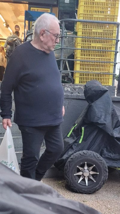 ירון לונדון בקניות  (צילום: ניר פקין)