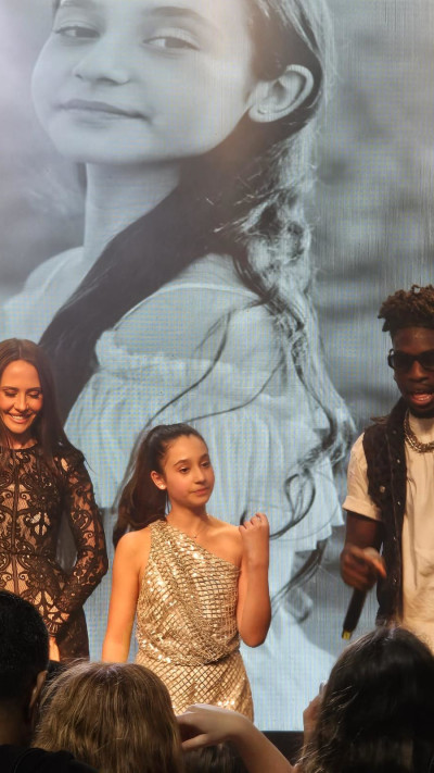 סטפן על הבמה. בת המצווה של בתה של מרינה קבישר (צילום: אֶרן חן | צלמים)