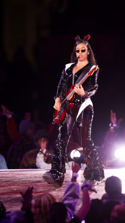 H.E.R על בימת הסופרבול  (צילום: Steph Chambers gettyimages)