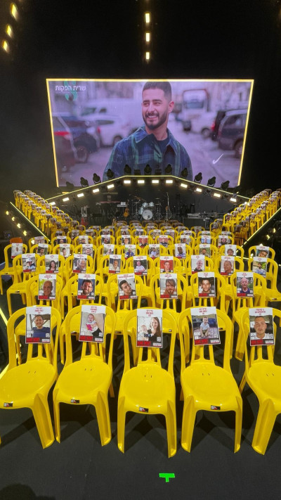 בכניסת הקהל למופע הוצבו על הבמה 134 כסאות ריקים עם תמונות 134 החטופים בתקווה לחזרתם הביתה עכשיו! (צילום: פרטי)