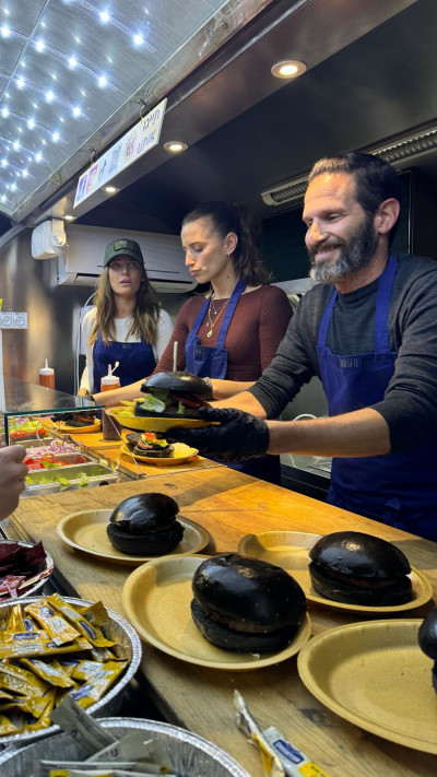 כוכבי ''הטבח'' מגישים המבורגרים ללוחמי גבעתי (צילום: יח''צ yes)