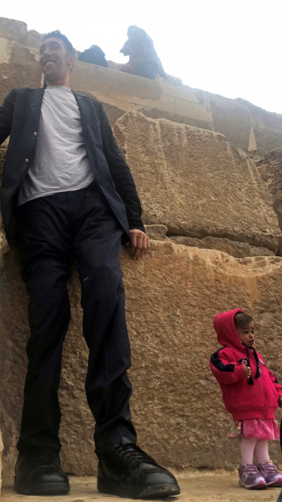 בקושי מגיעה לו לברך, האיש הגבוה בעולם לצד האישה הנמוכה בעולם