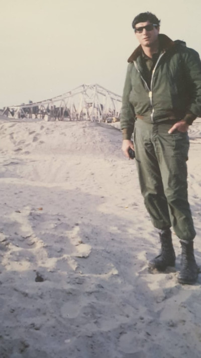 גיורא מורג מול גשר הפירדאן בשנת 1967