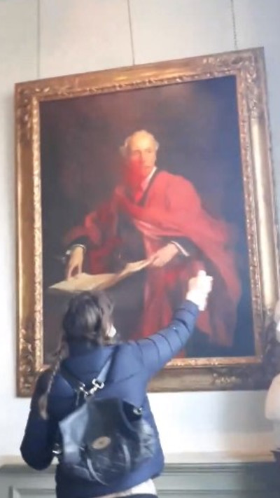 תמונה מהסרטון, צעירה בבריטניה משחיתה ציור של בלפור (צילום: שימוש לפי סעיף 27א')
