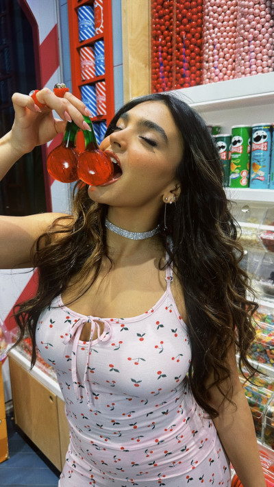 מתוקה כמו סוכריה: אלין גולן