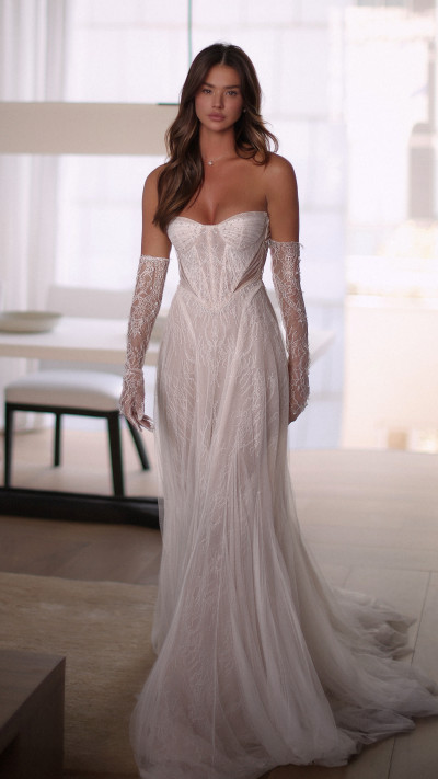 רוסלנה רודינה למעצבת שלומית אזרד (צילום: דניאל אלסטר)