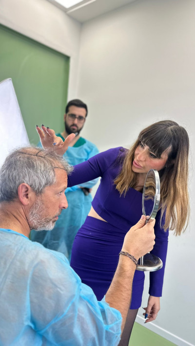 גיא שיקר בהליך השתלת השיער (צילום: פרטי)