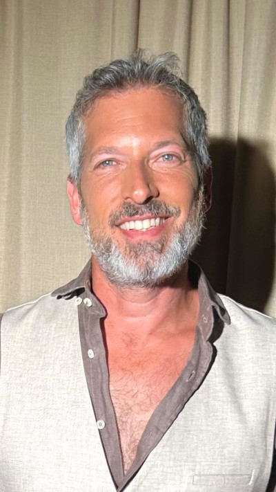 גיא שיקר בהליך השתלת השיער (צילום: מערכת TMI)