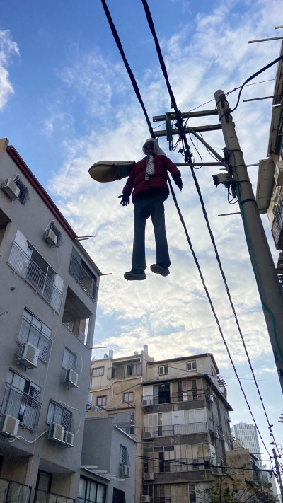 בובת המן שנתלתה על קווי חשמל בבני ברק