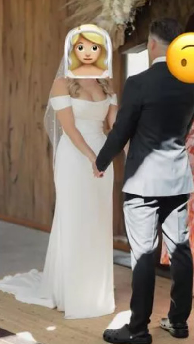 החתן עם נעלי הקרוקס (צילום: Reddit)