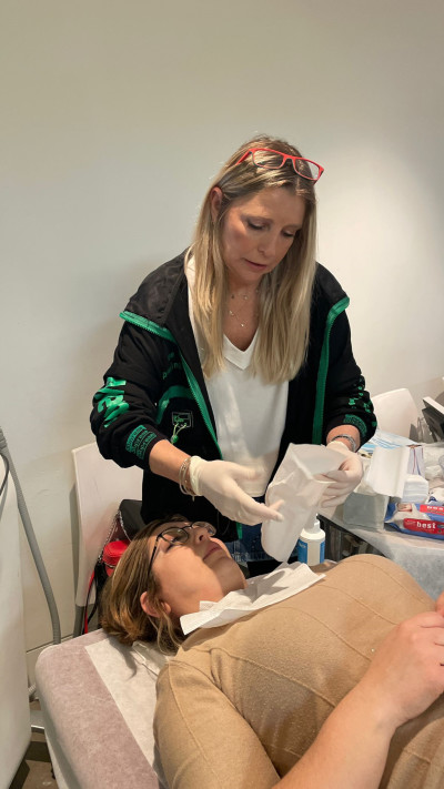 ד''ר להבית אקרמן בטיפול מפנק לנשות החיילים (צילום: יח''צ)