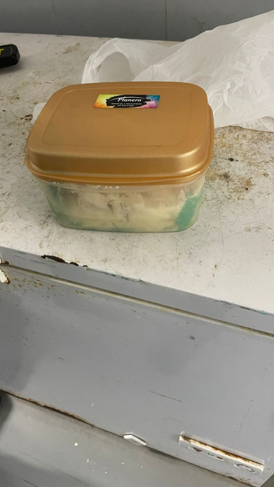 העוגה שנמצאה ובה שעון חכם וחומר החשוד כסם