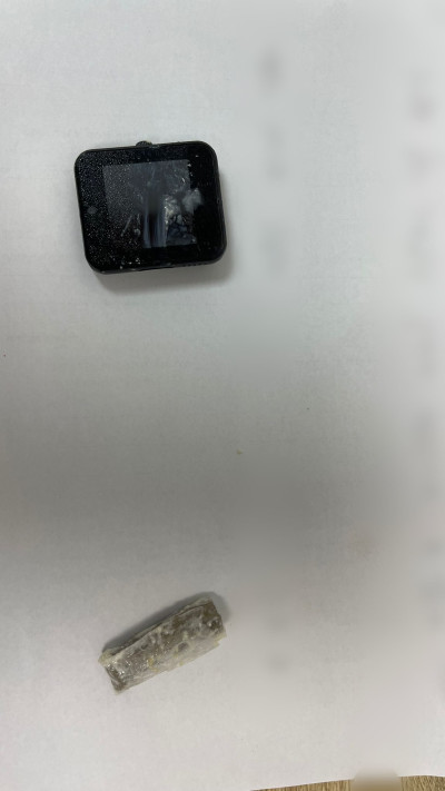 השעון החכם והחומר החשוד כסם שנמצאו בעוגה