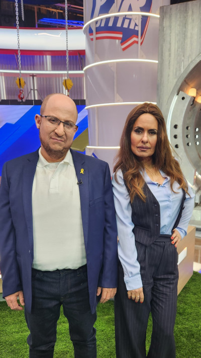 אופירה אסייג וחיים לוינסון ב''ארץ נהדרת'' (צילום: באדיבות קשת 12)