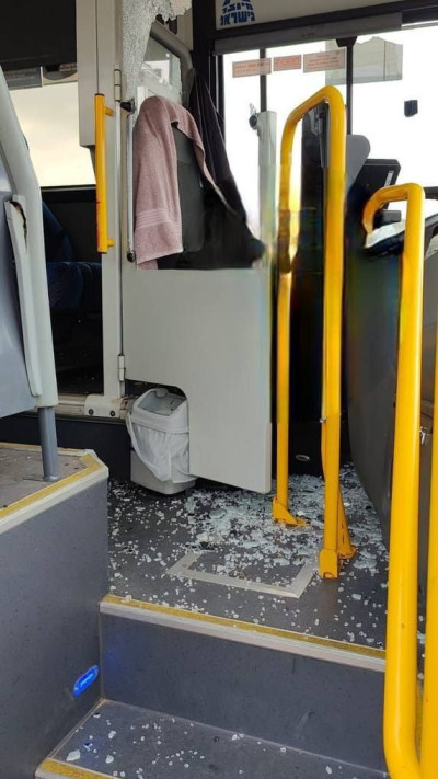האוטובוס שנפגע בפיגוע הירי בשומרון (צילום: שימוש לפי סעיף 27א')