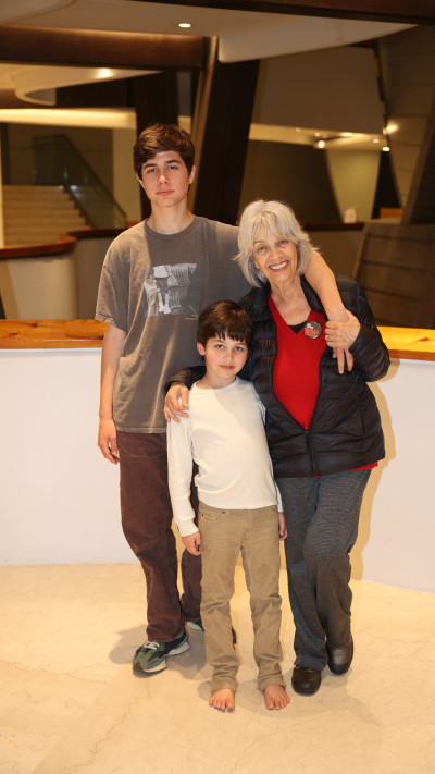 נורית גפן והנכדים (צילום: אור גפן)