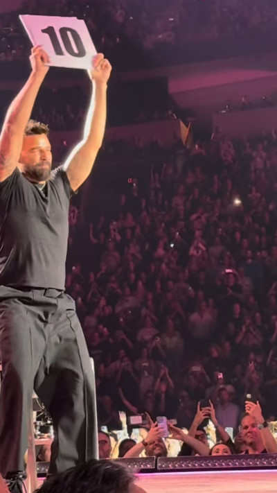 ריקי מרטין על הבמה בהופעה של מדונה (צילום: צילום מסך אינסטגרם)