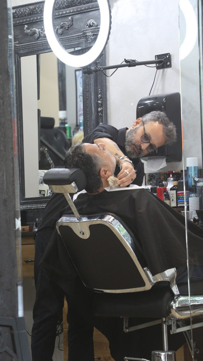 מתוקתק. חיים כהן מסתפר (צילום: פול סגל)