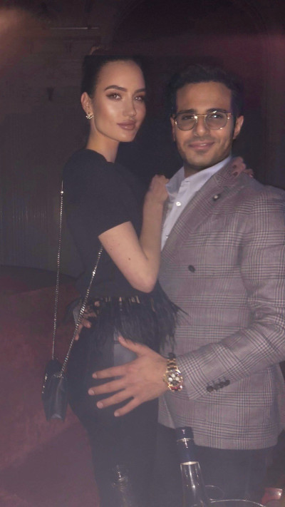 סיימון לבייב והדוגמנית הצעירה עמה הוא מסתובב לאחרונה (צילום: פרטי)