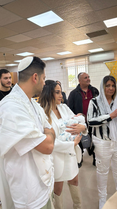 דנה לפידות בברית של בנה (צילום: אור גפן)