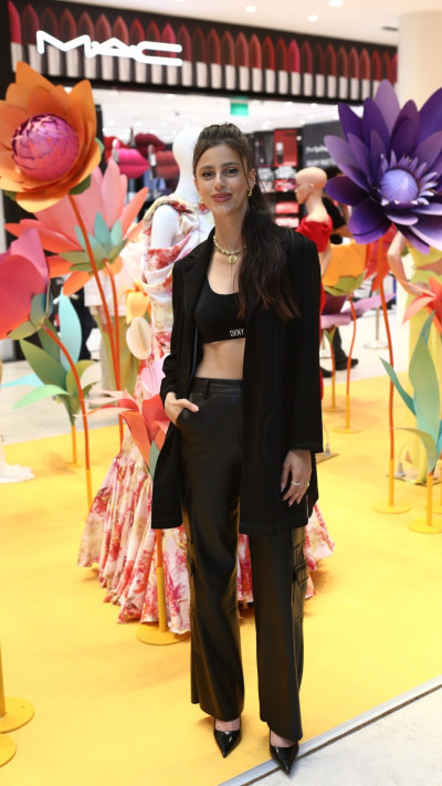 ג'סיקה אלטר בתערוכת ''עת לפרוח'' בקניון רמת אביב (צילום: אסף לב)