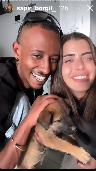 ספיר בורגיל ואברהם אלקום עם הכלבה החדשה  (צילום: צילום מסך אינסטגרם)
