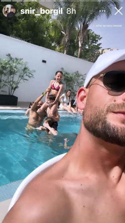 שניר בורגיל בתמונה מחג הפסח המשפחתי (צילום: צילום מסך אינסטגרם)