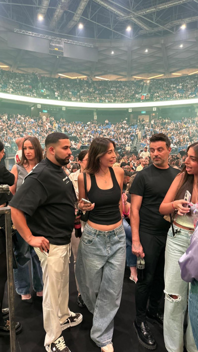 ליאל אלי בהופעתה של נסרין קדרי בהיכל מנורה (צילום: פרטי)