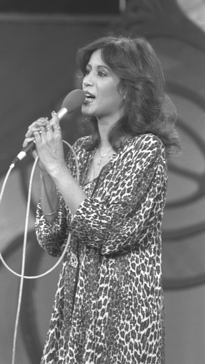 עפרה חזה שנת 1981