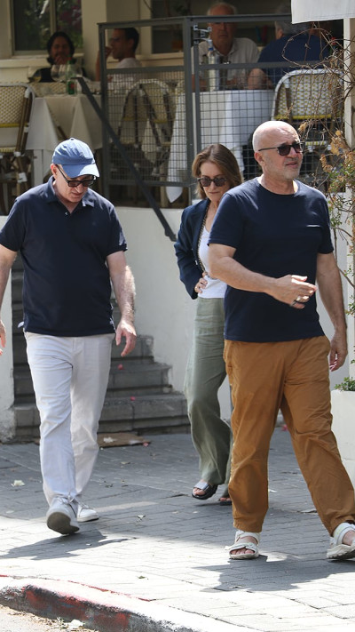 גל אוחובסקי לצד בן זוגו איתן פוקס וחברה נוספת  (צילום: פול סגל)