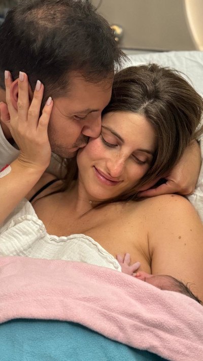 דנה זרמון עם בעלה גיא ביטון ובתם הפעוטה (צילום: פרטי)