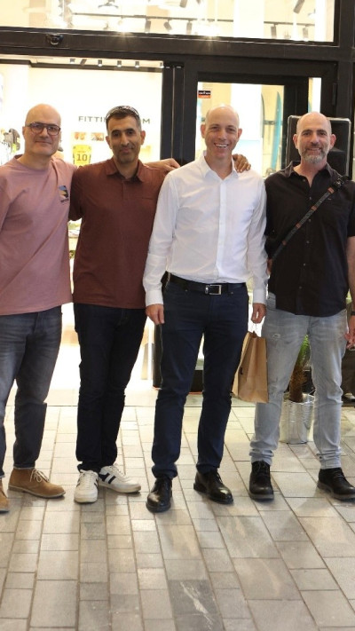 תומר בן סניור, צביקה שווימר, יוני צברי ואביעד צברי (צילום: שאולי בן חור)