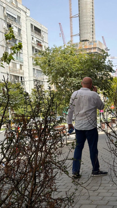 מיכאל צ'רנוי בסמוך לפנטהאוז שהעמיד למכירה  (צילום: פרטי)