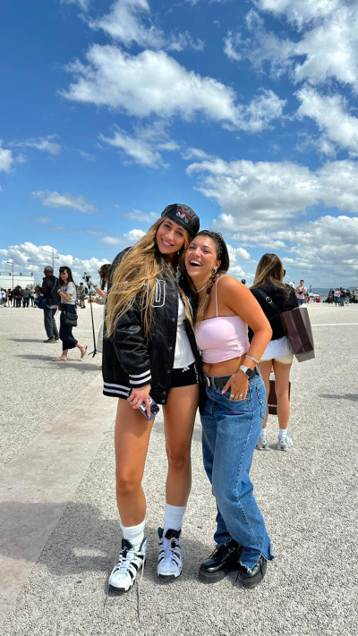 ליאור בנימיני עם הזמרת הקנדית טייט מקריי (צילום: רותם אלקבץ)